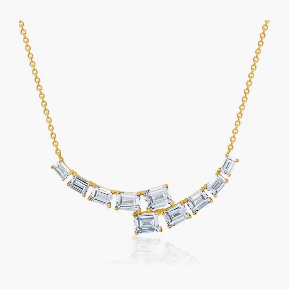 Elegant Crislu necklace.